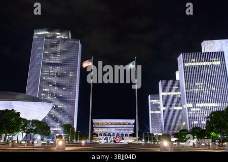 Albany, New York - 25. Mai 2025: Empire State Plaza leuchtet nach Einbruch der Dunkelheit: Corning Tower, Agenturblöcke und das Egg umrahmen das Cultural Education Center mit einem beleuchteten I Love NY-Schild, das den Stolz der Bürger widerspiegelt Stockfoto