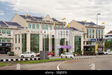 Bandar Seri Begawan, Brunei - 23. Februar 2025: Straßenansicht des BGN. MAJID MOHAMAD Gebäude, Taurean Cafe und der BOGEN mit Brunei Flaggen Stockfoto