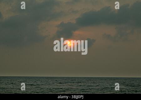 Sonnenuntergang über dem Arabischen Meer mit Wolkenschleier Stockfoto