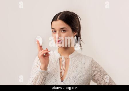 Hautpflegebehandlung. Beauty Woman Natural Porträt. Kein Make-up. Make-up mit Wattepads entfernen. Reinigungsfläche mit Pad. Kosmetisches Wattepad. Schönheit Stockfoto