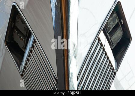 Der Bug einer Luxusyacht mit zwei Ankern, Vorderansicht, Nahaufnahme. Stockfoto