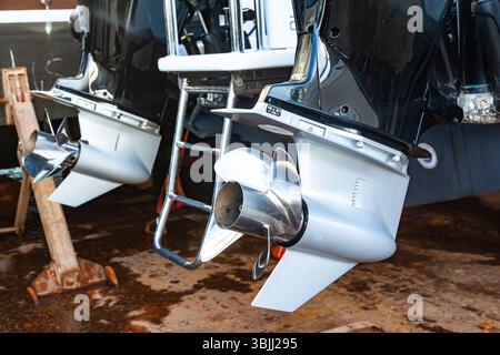 Motorpropeller für Motoryachten und Boote in Nahaufnahme. Die Motoren sind am Heck des Motorbootes montiert. Reparieren Sie ein Boot in einem Trockendock. Stockfoto