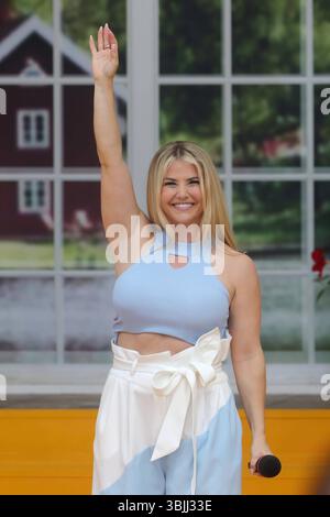 Immer wieder Sonntags 2025-01 Schweizer Schlagersängerin Beatrice Egli. ARD-Unterhaltungsshow immer wieder Sonntags. TV-Aufzeichnung und Live-Übertragung vom 15.06.2025 aus dem Wasserpark Rulantica, Rust. Baden-Württemberg, Deutschland. *** Immer wieder Sonntags 2025 01 Schweizer Popsängerin Beatrice Egli ARD-Unterhaltungsshow immer wieder Sonntags TV-Aufnahme und Live-Übertragung vom 15 06 2025 aus dem Wasserpark Rulantica, Rust Baden Württemberg Stockfoto