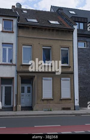 Mönchengladbach, Deutschland - 3. Juni 2025: Joseph Goebbels wuchs in diesem Haus auf. Die Familie lebt dort seit 1900. Bewölkter Frühlingstag. Selektiver lichtwellenleiter Stockfoto