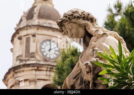 Flacher Blick auf die Statue der Heiligen Agatha von Catania, außerhalb der Kathedrale Stockfoto