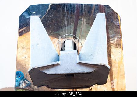 Anker in einem Anker hawse auf dem Rumpf einer Luxusyacht, Nahaufnahme. Stockfoto