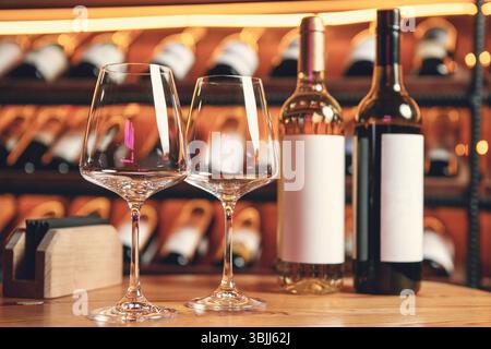 Elegante Weinstube auf Holztisch Stockfoto