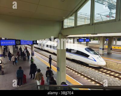 Bahnsteig Shandong Zibo, Hochgeschwindigkeitszug CRH und Passagiere, die an Bord warten Stockfoto