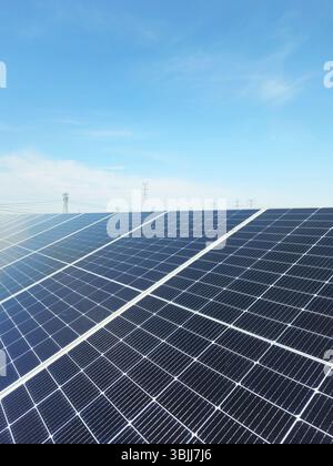 Photovoltaik-Solarpaneele Close-up - Diagonal Array unter klarem Himmel Stockfoto