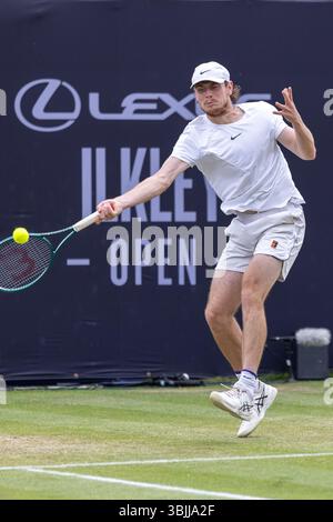 Lexus Ilkley Open 2025, ATP Challenger Tour, Herrenfinale, Ilkley, Großbritannien, 15. Juni 2025, Tristan SCHOOLKATE VS Jack PINNINGTON JONES im Ilkley Lawn Tennis and Squash Club, Credit Aaron Badkin/Alamy Live News. Stockfoto