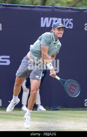 Lexus Ilkley Open 2025, ATP Challenger Tour, Herrenfinale, Ilkley, Großbritannien, 15. Juni 2025, Tristan SCHOOLKATE VS Jack PINNINGTON JONES im Ilkley Lawn Tennis and Squash Club, Credit Aaron Badkin/Alamy Live News. Stockfoto
