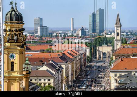 Ludwigstraße mit Siegestor, Blick von oben über die Maxvorstadt nach Schwabing, München, Juni 2025 Deutschland, München, Juni 2025, Türme der Theatinerkirche, Ludwigstraße und Siegestor, Blick von oben über die Maxvorstadt nach Schwabing bis zu den Highlight Towers am Horizont, wunderbares Sommerwetter, Blick vom Rathausturm, Fernsicht, Vogelperspektive, Architektur, Stadtviertel, Sommer, Bayern, *** Ludwigstraße mit Siegestor, Blick von oben über Maxvorstadt nach Schwabing, München, Juni 2025 Deutschland, München, Juni 2025, Türme der Theatinerkirche, Ludwigstraße und Siegestor, Blick von oben Stockfoto