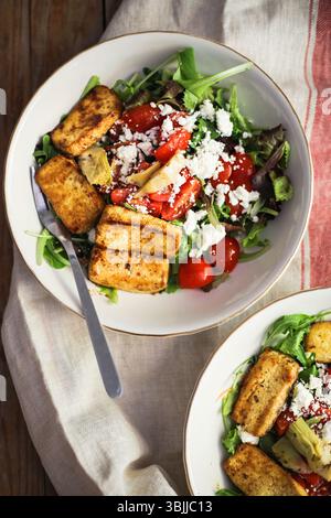 Gesunder Tofu-Salat mit Kirschtomaten und frischem Fetakäse Stockfoto