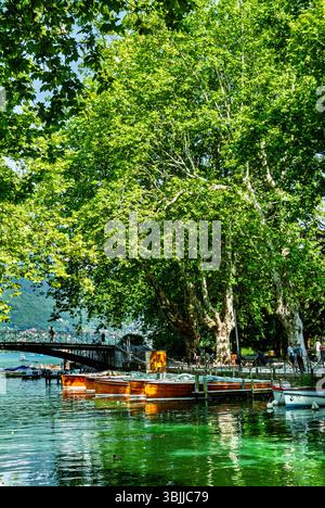 Boote auf dem Canal du Vasse mit der Pont des Amours im Hintergrund in Annecy, Haute Savoie, Frankreich Stockfoto