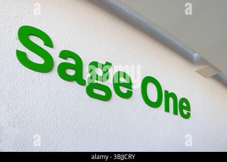 Green sage One-Logo in kräftigen Buchstaben an einer weißen strukturierten Wand im Glashaus gateshead Stockfoto