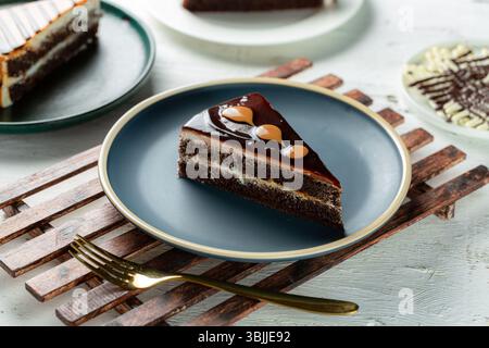 Mokka-Schokoladenkuchenscheibe, aromatisiert mit Kaffee, Kakao und Milch, erstklassiges Dessert. Stockfoto
