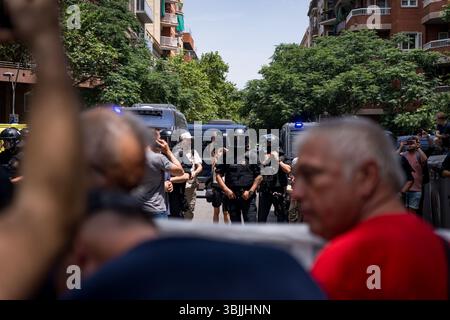 Barcelona, Spanien. Juni 2025. Die Polizei wird während der Demonstration gesehen. Mit mehr als 20 Millionen Touristen, die im Jahr 2025 Barcelona besuchen werden, wächst die Verachtung des Massentourismus bei den Einheimischen, was auf steigende Wohnungspreise und die Überfüllung der Stadt während der Tourismussaison zurückzuführen ist. Quelle: SOPA Images Limited/Alamy Live News Stockfoto