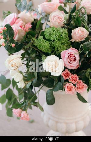 Elegantes Blumendesign mit rosa Rosen Stockfoto