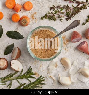 Gemüsebrühe-Pulver in einem Glas Stockfoto