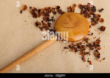 Krümel und Gewürze mit Holzmaterialien auf Papierhintergrund, Draufsicht, Stillleben Stockfoto