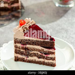 Brownie-Kuchen serviert mit Eiskugel, warmes und köstliches Dessert. Stockfoto