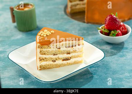 Luxuriöse Karamellkuchenscheibe mit cremiger Füllung, reichhaltig und elegant. Stockfoto