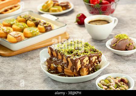 Waffel mit Schokoladensauce, serviert mit einer Tasse Kaffee. Stockfoto