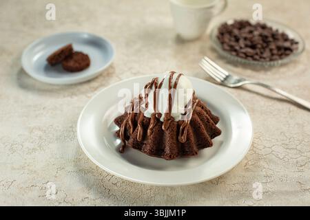 Haselnussplatte, dunkler Hintergrund, Nahaufnahme ganzer gerösteter Haselnüsse. Stockfoto