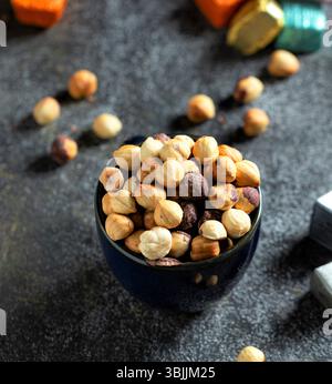 Berühmter westlicher Dessert geschmolzener Kuchen mit Vanilleeis, heller Hintergrund. Stockfoto