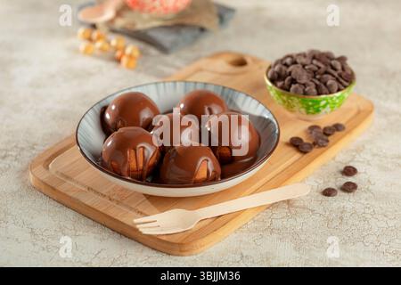 Schokoladenüberzogene Lokma-Teller, gefüllte und glasierte türkische Süßigkeiten. Stockfoto