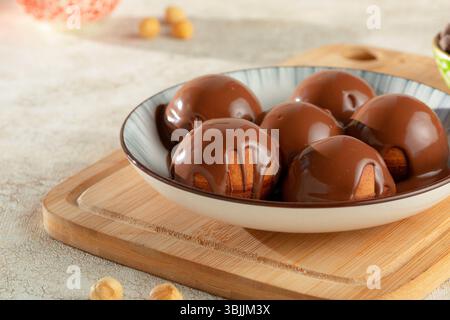 Luxuriöse türkische Lokma gefüllt mit Schokolade und Haselnüssen, Nahaufnahme. Stockfoto