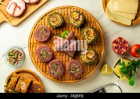 Rotes Kalbsfleisch im türkischen Stil, gefüllt mit Käse und Pistazien. Stockfoto
