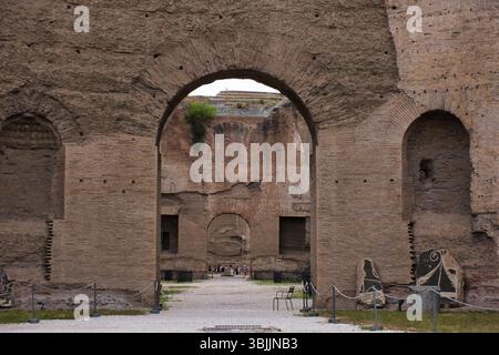 Touristen in den Caracalla-Thermen in Rom, Italien, im späten Frühling Stockfoto