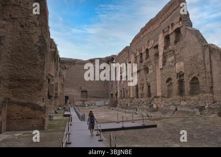 Touristen in den Caracalla-Thermen in Rom, Italien, im späten Frühling Stockfoto