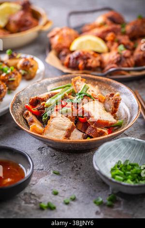 Auswahl an asiatischen Street Food, Rührbraten mit Gemüse, Hähnchenflügel, Fleischbällchen und Reis Stockfoto