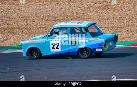 Trabant Rennwagen auf der Rennstrecke von Autodrom Most, Tschechien. Historische Fahrzeuge bei einem Oldtimer-Motorsport-Event. Stockfoto