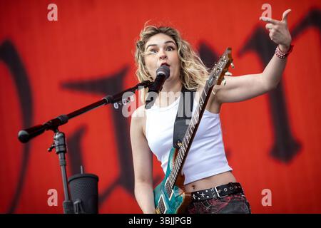 Solvesborg, Schweden. Juni 2025. Die mexikanische Hard-Rock-Band The Warning gibt ein Live-Konzert während des schwedischen Musikfestivals Sweden Rock Festival 2025 in Solvesborg. Hier ist die Sängerin und Gitarristin Daniela Villarreal Velez live auf der Bühne zu sehen. Stockfoto