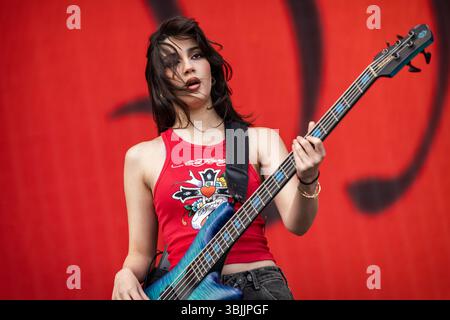 Solvesborg, Schweden. Juni 2025. Die mexikanische Hard-Rock-Band The Warning gibt ein Live-Konzert während des schwedischen Musikfestivals Sweden Rock Festival 2025 in Solvesborg. Hier wird Bassist Alejandra Villarreal Velez live auf der Bühne gesehen. Stockfoto