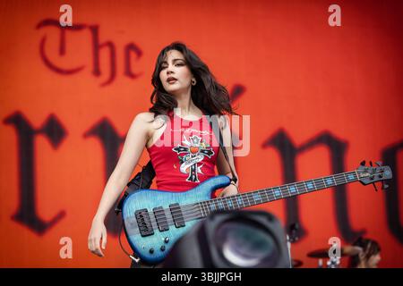 Solvesborg, Schweden. Juni 2025. Die mexikanische Hard-Rock-Band The Warning gibt ein Live-Konzert während des schwedischen Musikfestivals Sweden Rock Festival 2025 in Solvesborg. Hier wird Bassist Alejandra Villarreal Velez live auf der Bühne gesehen. Stockfoto