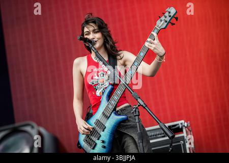 Solvesborg, Schweden. Juni 2025. Die mexikanische Hard-Rock-Band The Warning gibt ein Live-Konzert während des schwedischen Musikfestivals Sweden Rock Festival 2025 in Solvesborg. Hier wird Bassist Alejandra Villarreal Velez live auf der Bühne gesehen. Stockfoto