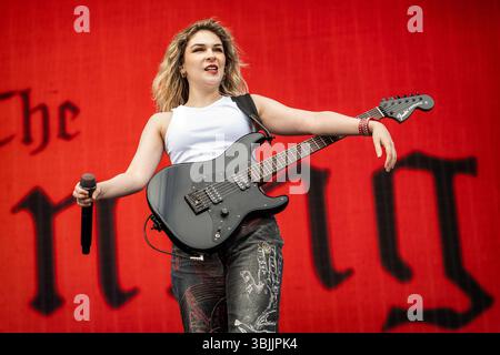 Solvesborg, Schweden. Juni 2025. Die mexikanische Hard-Rock-Band The Warning gibt ein Live-Konzert während des schwedischen Musikfestivals Sweden Rock Festival 2025 in Solvesborg. Hier ist die Sängerin und Gitarristin Daniela Villarreal Velez live auf der Bühne zu sehen. Stockfoto