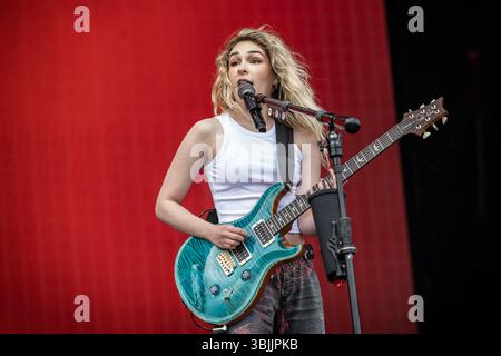 Solvesborg, Schweden. Juni 2025. Die mexikanische Hard-Rock-Band The Warning gibt ein Live-Konzert während des schwedischen Musikfestivals Sweden Rock Festival 2025 in Solvesborg. Hier ist die Sängerin und Gitarristin Daniela Villarreal Velez live auf der Bühne zu sehen. Stockfoto