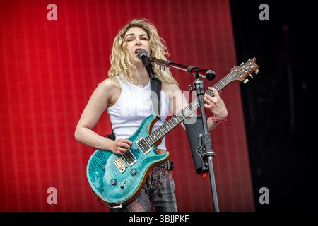 Solvesborg, Schweden. Juni 2025. Die mexikanische Hard-Rock-Band The Warning gibt ein Live-Konzert während des schwedischen Musikfestivals Sweden Rock Festival 2025 in Solvesborg. Hier ist die Sängerin und Gitarristin Daniela Villarreal Velez live auf der Bühne zu sehen. Stockfoto