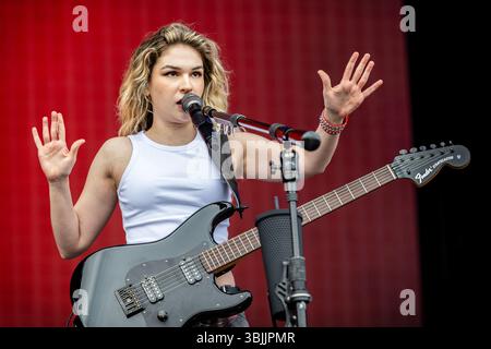 Solvesborg, Schweden. Juni 2025. Die mexikanische Hard-Rock-Band The Warning gibt ein Live-Konzert während des schwedischen Musikfestivals Sweden Rock Festival 2025 in Solvesborg. Hier ist die Sängerin und Gitarristin Daniela Villarreal Velez live auf der Bühne zu sehen. Stockfoto