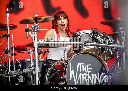 Solvesborg, Schweden. Juni 2025. Die mexikanische Hard-Rock-Band The Warning gibt ein Live-Konzert während des schwedischen Musikfestivals Sweden Rock Festival 2025 in Solvesborg. Hier ist die Schlagzeugerin Paulina Villarreal Velez live auf der Bühne zu sehen. Stockfoto