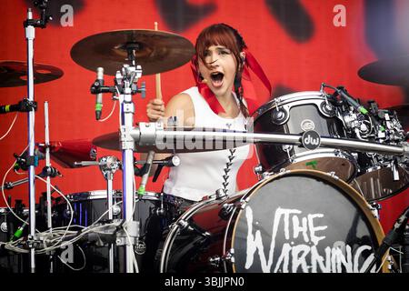 Solvesborg, Schweden. Juni 2025. Die mexikanische Hard-Rock-Band The Warning gibt ein Live-Konzert während des schwedischen Musikfestivals Sweden Rock Festival 2025 in Solvesborg. Hier ist die Schlagzeugerin Paulina Villarreal Velez live auf der Bühne zu sehen. Stockfoto
