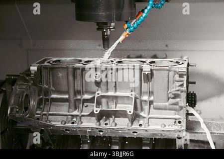 Hochpräzise cnc-Fräsmaschine fertigt Löcher im Fahrzeugmotor. Stockfoto