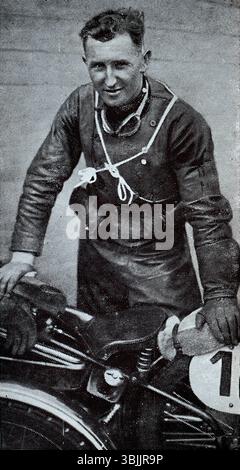 Ernst Henne, ein Bayer, der als schnellster Mann auf zwei Rädern bekannt war. Im November 1937 stellte er auf der Autobahn Frankfurt–Darmstadt einen Geschwindigkeitsweltrekord für Motorräder auf. Aus einer Serie von Zigarettenkarten namens The Kings of Speed, die 1939 vom Tabakhersteller W. A. & A. C. Churchman veröffentlicht wurden. Stockfoto