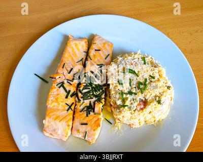 Gegrillter Lachslende mit russischem Salat. Spanien. Stockfoto