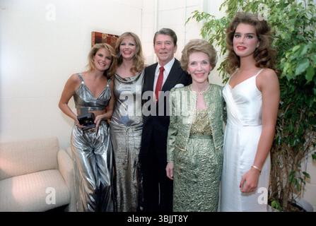 Präsident Ronald Reagan und Nancy Reagan posieren für Foto mit Christie Brinkley Cheryl Tiegs und Brooke Shields bei einer Hommage an Bob Hope's 80. Geburtstag im Kennedy Center 1983 Stockfoto